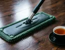 Добавьте стакан в ведро - и ламинат с линолеумом засияют: лучше замена химии