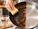 Метод двух стаканов: вековой нагар тает, как сливочное масло – сковородка чистейшая, как с витрины магазина
