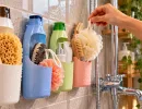 Пустые бутылки из-под шампуня – не мусор: разрезаю на части и цепляю к стене – в ванной ни мокрых губок, ни беспорядка