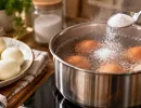 2 ложки в воду при варке – и яйца чистятся моментально: вот в чем главный секрет
