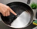 Метод одного пальца: вековой нагар снимается как банановая кожура — сковорода как с витрины магазина