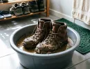 Зачем мыть промокшие ботинки в тазике: чудный лайфхак, после которого обувь как новая