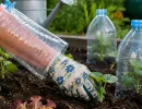 Пластиковые бутылки не выбрасываю — режу на 2 части и надеваю на руку: копеечный трюк, который спасает на грядках