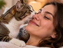 Кошка лезет «целоваться» не просто так: реальные причины почему её так тянет к лицу хозяина – и это не ласка