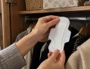 Простую прокладку в октябре вешаю в шкаф, но не для запаха и не от сырости – 2 полезных применения: научила сноха