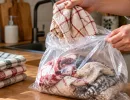 Вонючие кухонные полотенца больше не стираю: беру простой пакет – на утро запаха как не бывало
