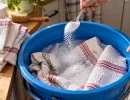 2 ложки на ведро воды – и кухонные полотенца белеют без кипячения и трения: жирные пятна сходят на раз-два