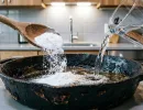 3 столовые ложки и стакан воды - каменный нагар со сковородки исчезает без следа - копеечный трюк из ресторана