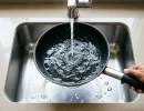 Сковороду с вековым нагаром не выбрасываю: 1 стакан по простой формуле - и корка сходит сама
