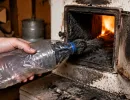 Беру пластиковую бутылку — и вся сажа со свистом вылетает в дымоход: очищаю печь без дорогой химии