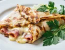 Яичные конвертики: всего 3 ингредиента - и горячая закуска с тягучей сырной начинкой готова