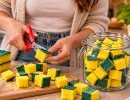 Старые губки больше не летят в мусорку: режу на кубики – и получаю целую банку домашних помощников
