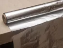 Покройте стол фольгой