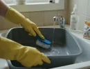 Чем мыть кошачий лоток?