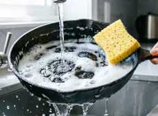 Кипячу 1 ложку — и сковородка сияет как новая: нагар отлипает, а еда не пригорает