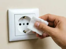 3 капли на ватный диск - и розетки с выключателями как белая фата невесты:  желтизны и черноты нет