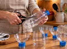 Каждую осень режу пластиковые бутылки одну за другой: зимой эти горлышки спасают на кухне каждый день
