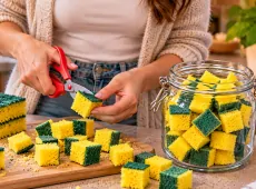Старые губки больше не летят в мусорку: режу на кубики – и получаю целую банку домашних помощников