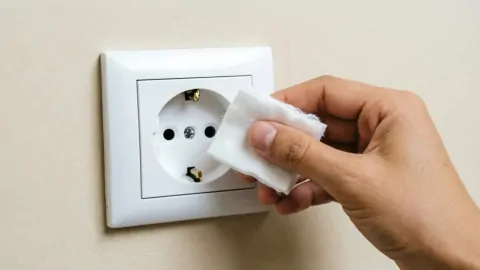 3 капли на ватный диск - и розетки с выключателями как белая фата невесты:  желтизны и черноты нет