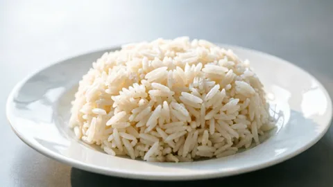 Кладу после закипания - и рис получается рассыпчатым: никакой слипшейся каши - научили в Узбекистане