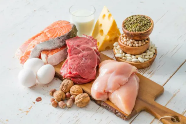 Разнообразить рацион питомца помогут богатые белком мясо, молочные продукты, яйца