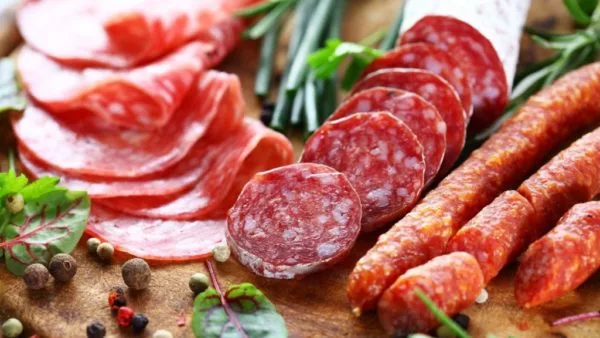Колбаса и копченое мясо - плохое угощение для собаки