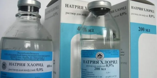 Хлорид натрия хорошо подойдет для бережного очищения глаз кота