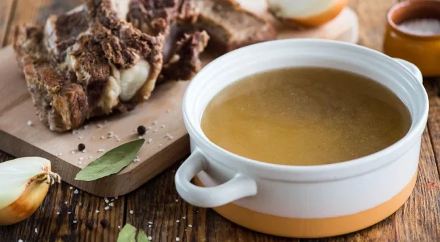 Мясной бульон позволит коту утолить голод и избежать несварения