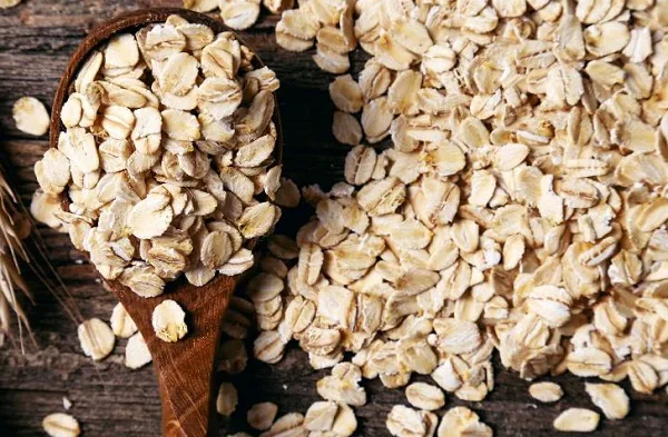 Овсяные хлопья — один из основных продуктов в начале диеты