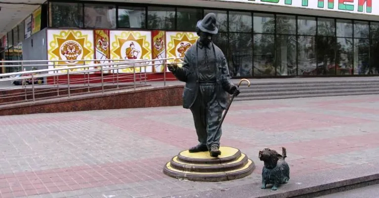 Памятник Карандашу и Кляксе
