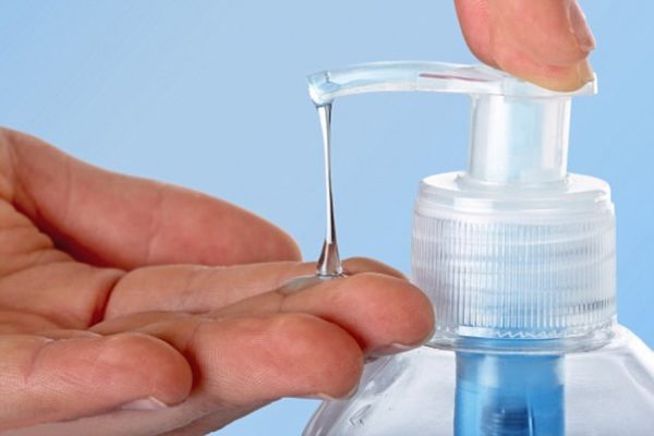 Жидкое антибактериальное мыло прекрасно подходит для каждодневного мытья лотка