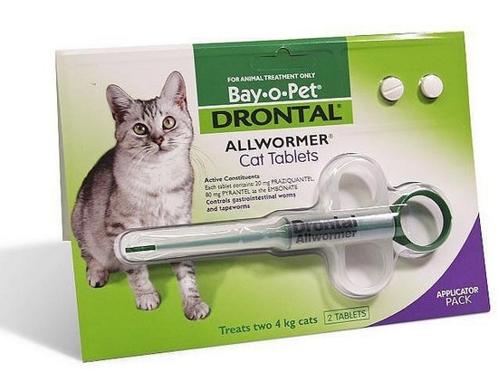 Некоторые упаковки «Дронтала» включают в себя приспособление для дачи кошке таблетки
