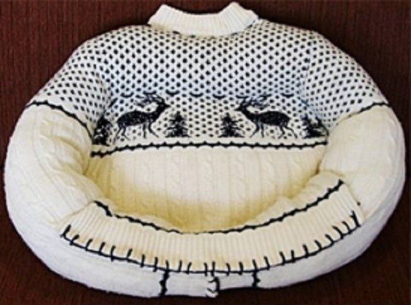 Лежак для собаки можно сделать из ваты и обычного старого свитера