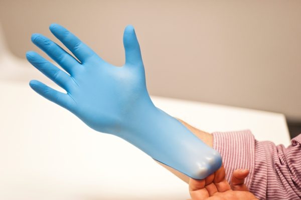 Латексные перчатки - адекватная мера защиты от попадания средства на кожу