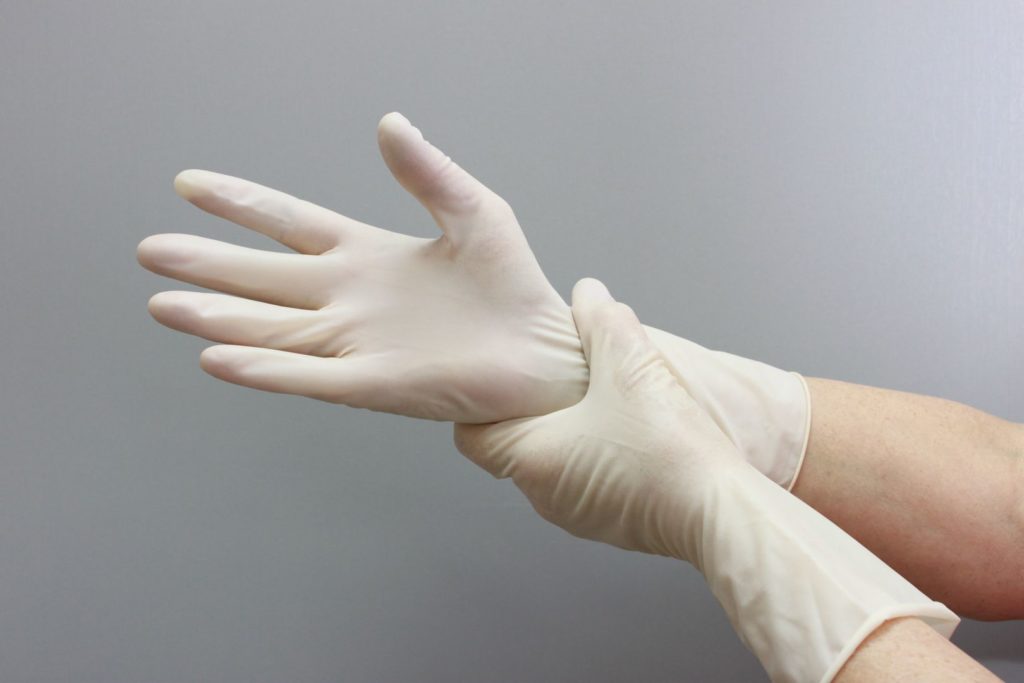 Все манипуляции во время родов проводятся в хирургических перчатках