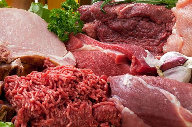 Мясо в сыром виде животным давать не рекомендуется в силу опасности заражения паразитами