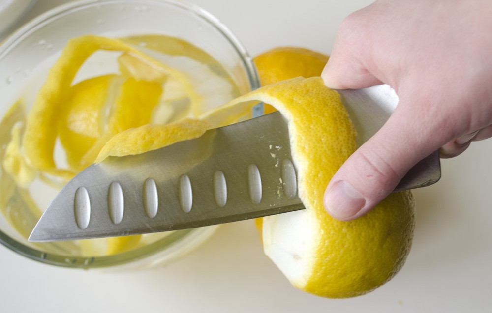 Обыкновенные лимонные корки, разложенные в районе проводов, помогут сохранить их в целости