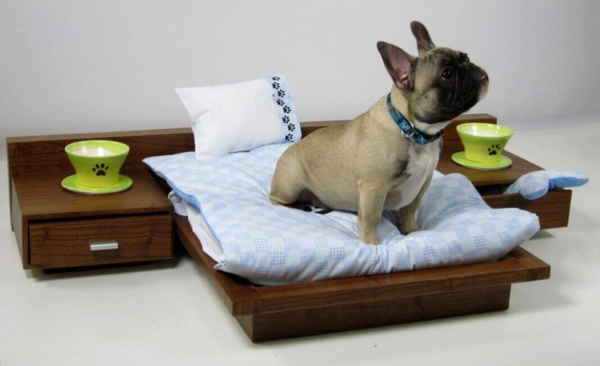 Деревянная кровать для маленькой собаки