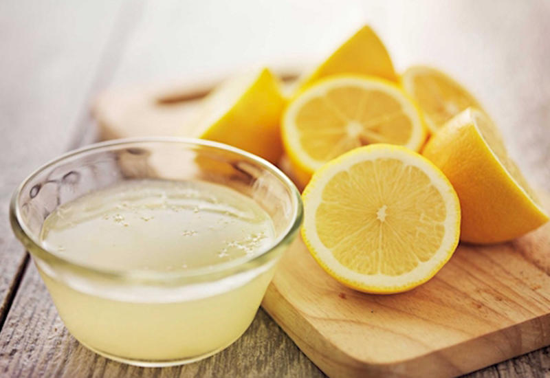 Лимонный сок следует использовать осторожно, поскольку он оказывает разъедающее воздействие