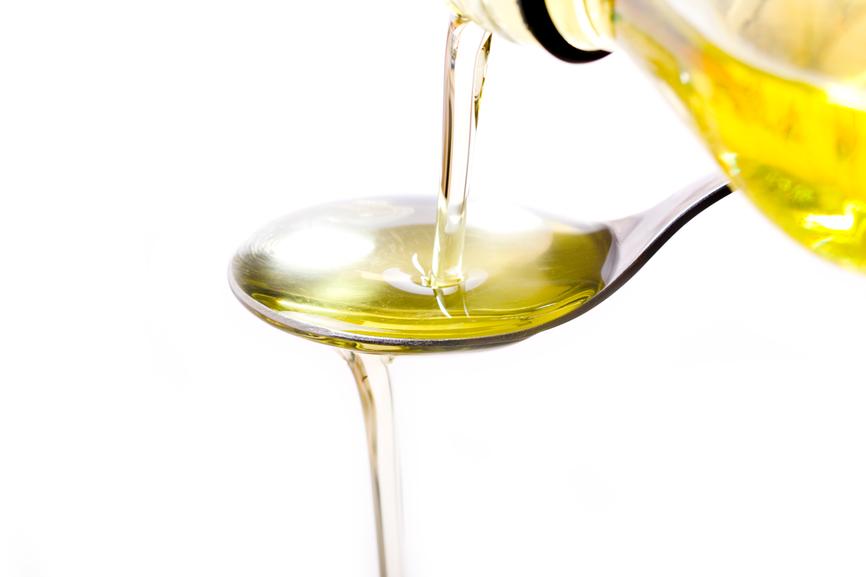 Ложка оливкового масла не только снабдит кошку растительными жирами, но и обезопасит ее от запоров